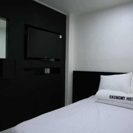 Ekonomy Hotel Gumi Esterno foto