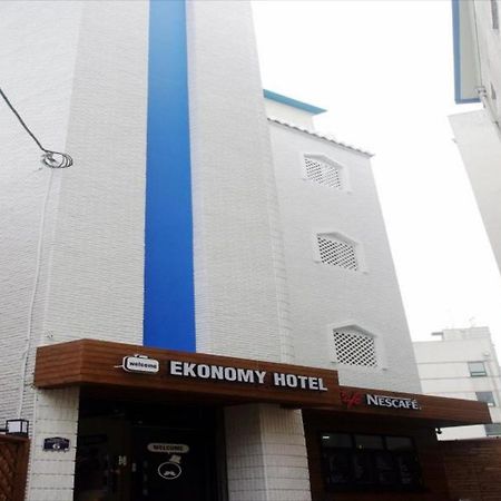 Ekonomy Hotel Gumi Esterno foto