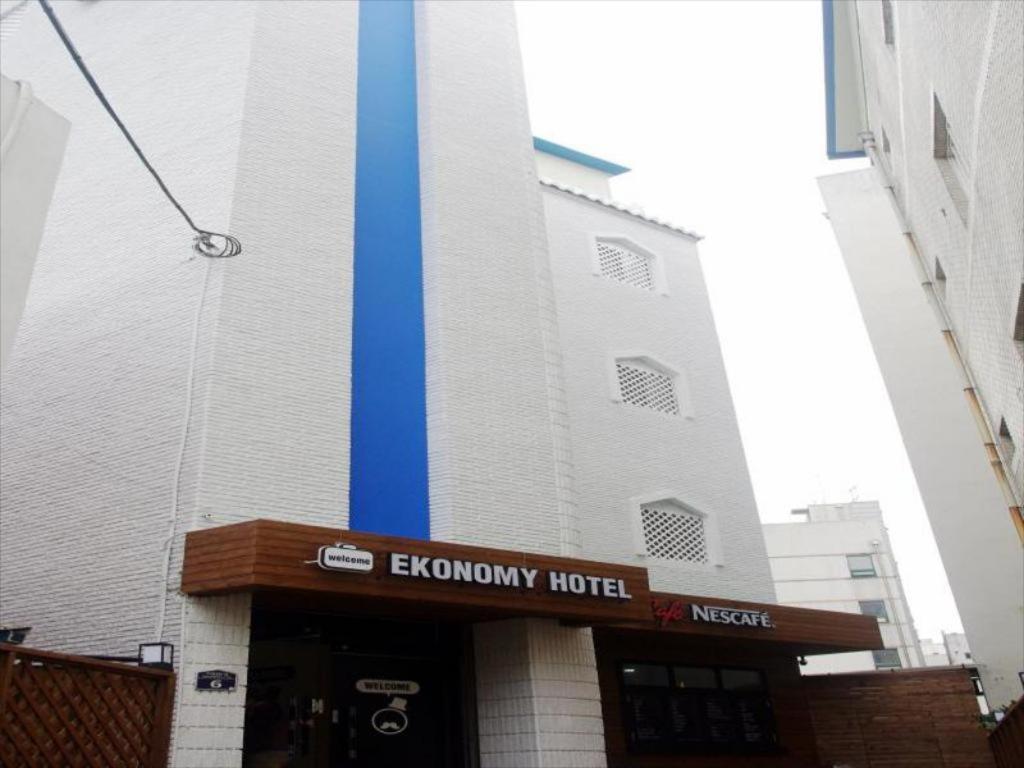 Ekonomy Hotel Gumi Esterno foto