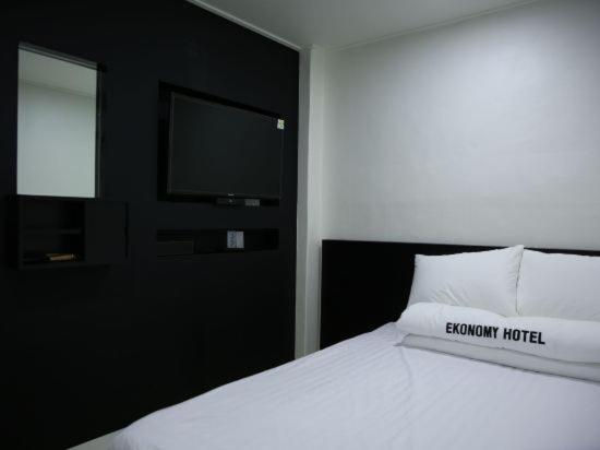 Ekonomy Hotel Gumi Esterno foto
