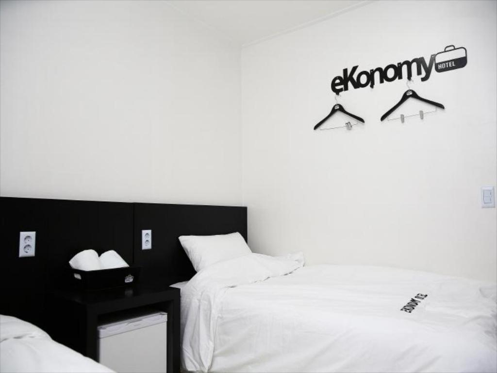 Ekonomy Hotel Gumi Esterno foto