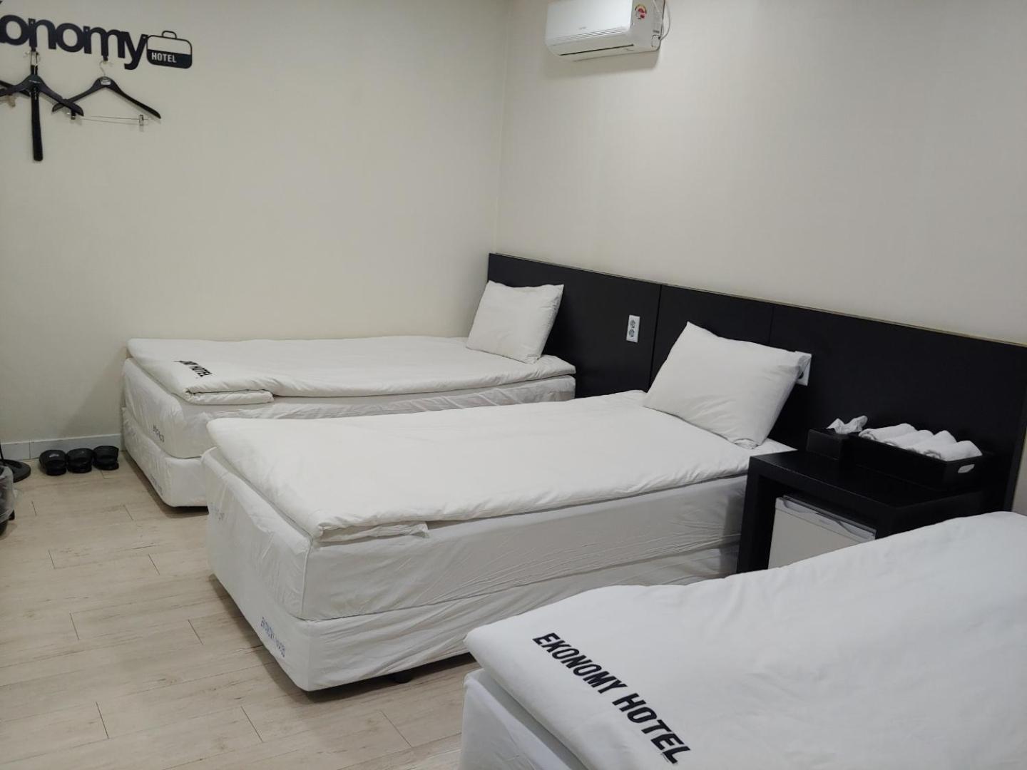 Ekonomy Hotel Gumi Esterno foto